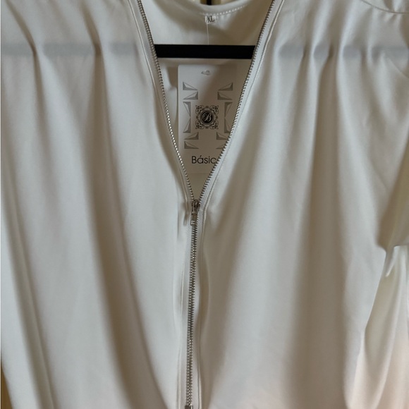 NWT Cream Tunic with V-Neck and Short Sleeves - Picture 2 of 3